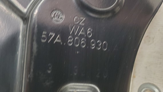 Кронштейн фары правый Skoda Karoq 1 2017-2024