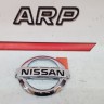 Эмблема решетки радиатора Nissan Tiida C11 2004-2007
