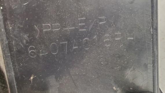 Рамка противотуманной фары правая Mitsubishi Lancer 9 2000–2010