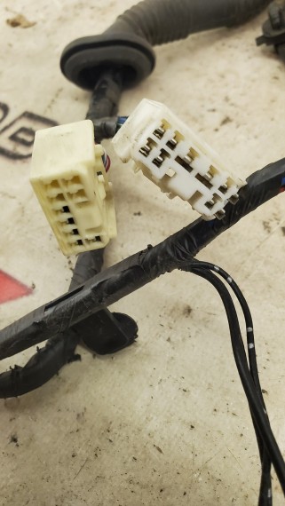 Проводка двери багажника Mitsubishi Pajero 4 2006–2021