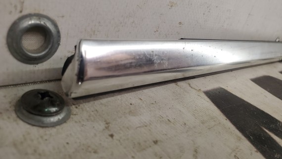 Молдинг стекла передний левый Volkswagen Passat B6 2005–2010