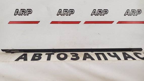 Молдинг стекла передний левый Volkswagen Passat B6 2005–2010