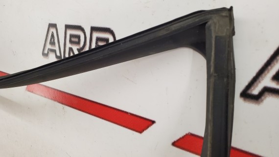 Уплотнитель стекла двери задний правый Toyota Camry XV50 2011-2014