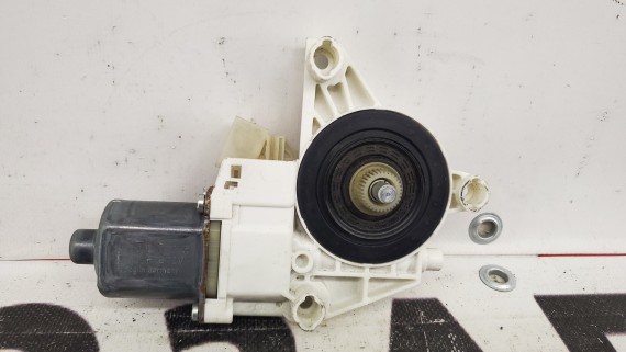 Моторчик стеклоподъемника передний левый Mercedes-Benz C-Class W204 2007-2015