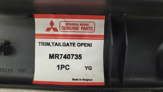 Накладка крышки багажника правая верхняя Mitsubishi Carisma 1997-2003