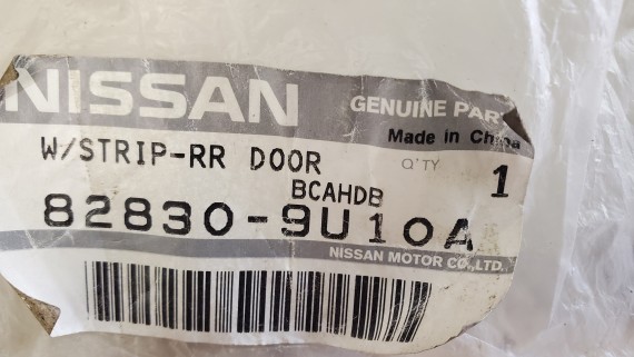 Уплотнитель двери задней правой Nissan Note E11 2006-2013
