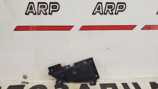 Кронштейн решетки радиатора левый Mazda 6 GJ 2018-2024