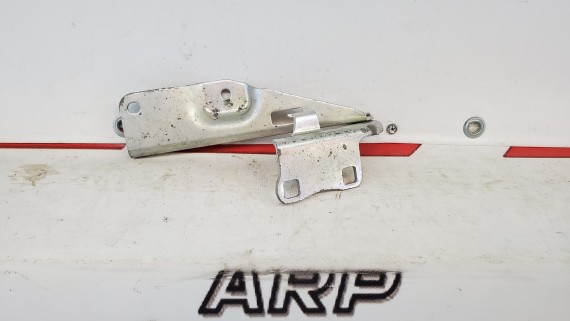 Петля капота правая Nissan Maxima A33 2000-2005