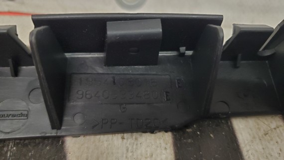 Кронштейн заднего бампера левый Peugeot 307 2001-2008