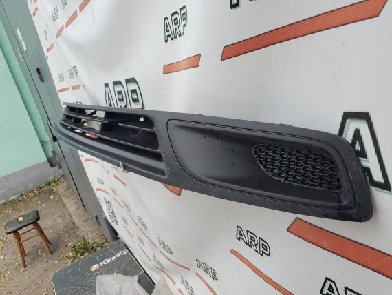 Решетка в бампер центральная Hyundai Starex H1 2003-2007