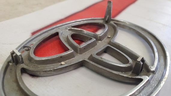 Эмблема передняя Toyota Rav4 ACA20 2000-2005