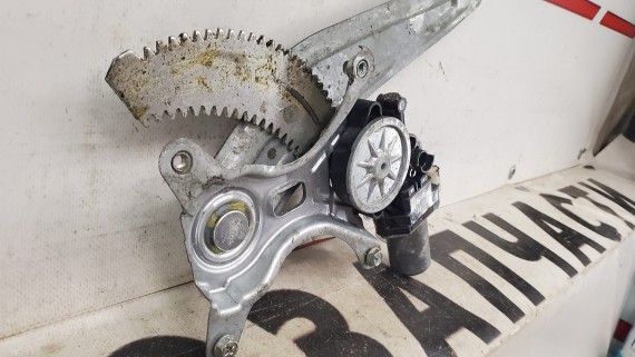 Стеклоподъемник задний левый Suzuki SX4 2013–2022