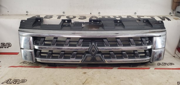 Решетка радиатора Mitsubishi Pajero 4 2006-2022