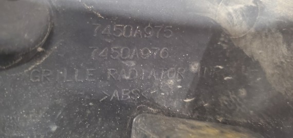 Решетка радиатора Mitsubishi Pajero 4 2006-2022