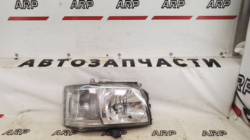 Фара правая Toyota Hiace H200 Quantum 2004-2010