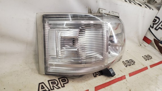 Фара правая Toyota Hiace H200 Quantum 2004-2010
