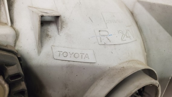 Фара правая Toyota Hiace H200 Quantum 2004-2010