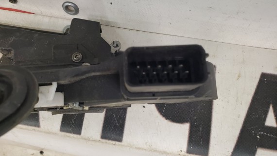 Замок двери передний левый Land Rover Freelander 2 2006–2014