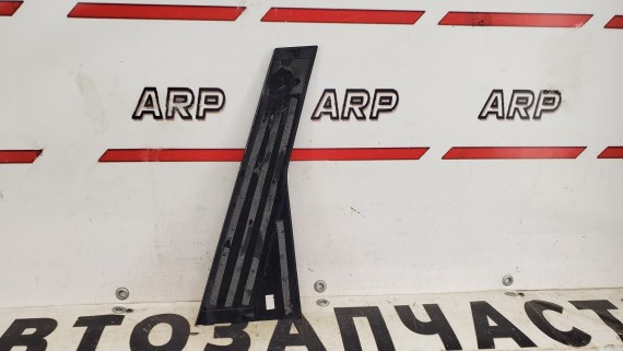 Накладка стойки двери задняя левая Jeep Grand Cherokee WK2 2010–2022