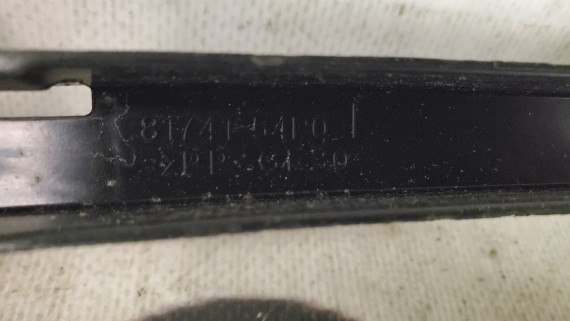 Направляющая стекла передняя левая Suzuki Vitara 2 2015-2018