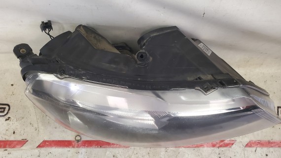 Фара правая Skoda Rapid 1 2012-2017
