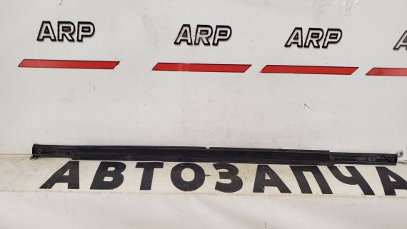 Молдинг стeклa заднeй левой двери Jеeр Grand Сherоkee WК2 2010–2022