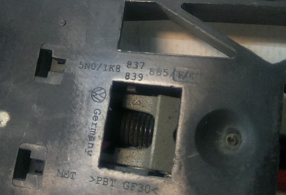Кронштейн ручки двери передней правой Volkswagen Passat B6 2005-2011
