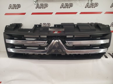 Решетка радиатора Mitsubishi Pajero 4 2006-2015