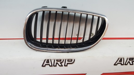Решетка радиатора левая BMW 5 E60/E61 2003-2009