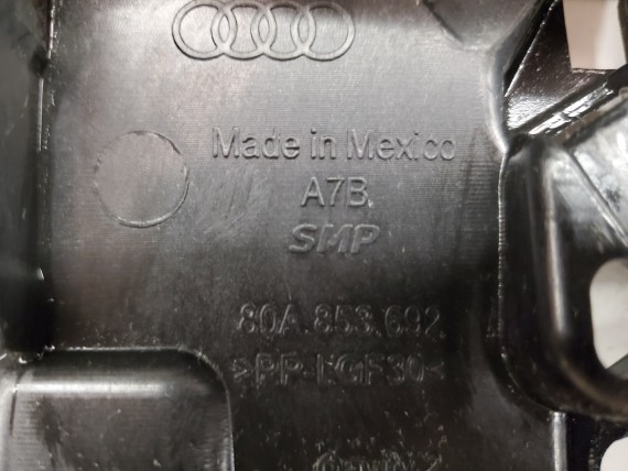 Кронштейн решетки радиатора Audi Q5 2017-2021