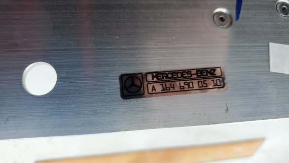 Кронштейн порога левый Mercedes-Benz ML-Class W164 2005-2011