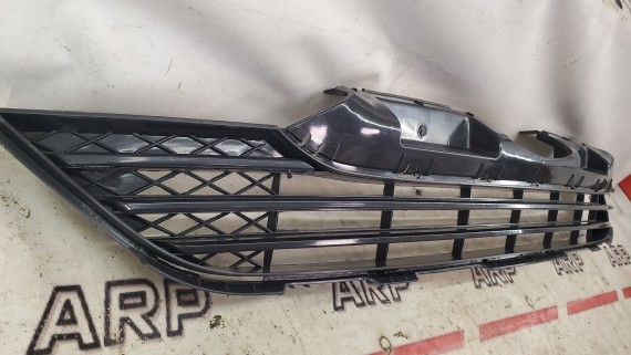 Решетка в бампер центральная Honda CR-V 3 2006-2010