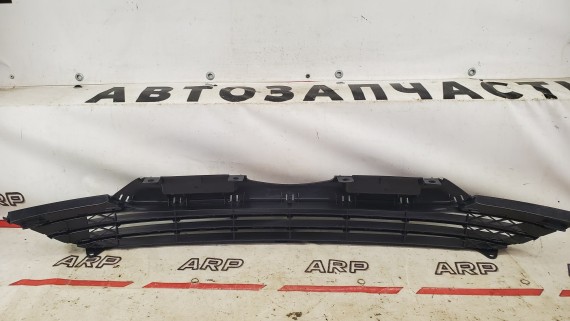 Решетка в бампер центральная Honda CR-V 3 2006-2010