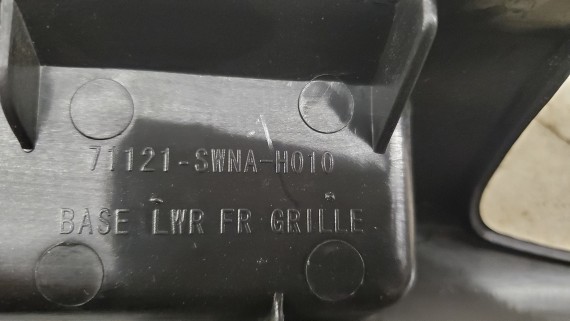 Решетка в бампер центральная Honda CR-V 3 2006-2010