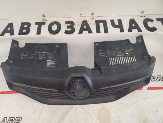 Решетка радиатора Renault Logan 2 2014-2019