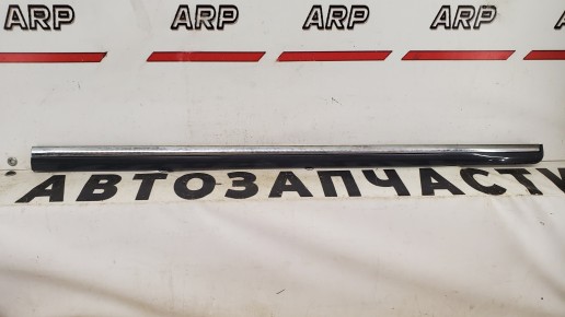 Молдинг стекла двери перед правый Volkswagen Passat B7 2010—2015