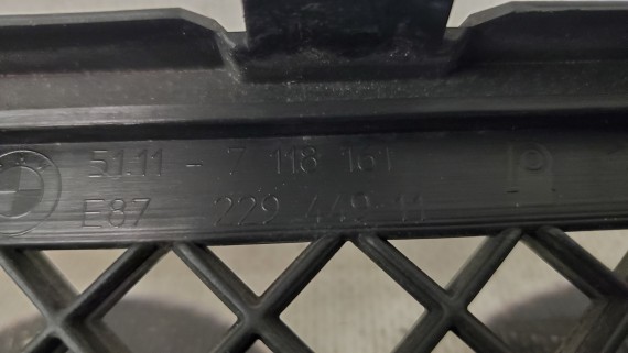 Решетка в бампер центральная Bmw 1-Series E87 2004–2007