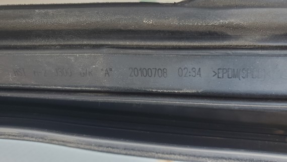 Уплотнитель стекла передней левой двери Chevrolet Cruze 2009-2015