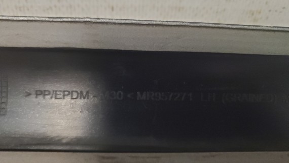 Молдинг двери задний левый Mitsubishi Colt 6 2002–2012